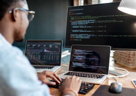 Checklist and best practices for screening software developers, featuring coding tests, portfolio reviews, and technical interview tips.