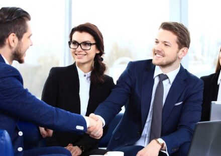 Infographic showing the key benefits of partnering with a specialized recruiting firm, including access to top talent, faster hiring, and industry expertise.