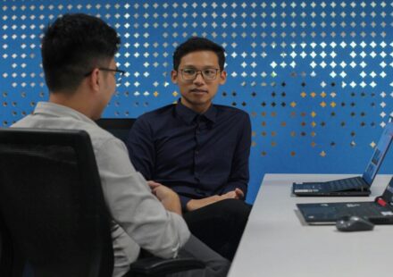Comprehensive guide to hiring senior software engineers, featuring key evaluation criteria like system design expertise, leadership skills, code quality, and cultural contribution.
